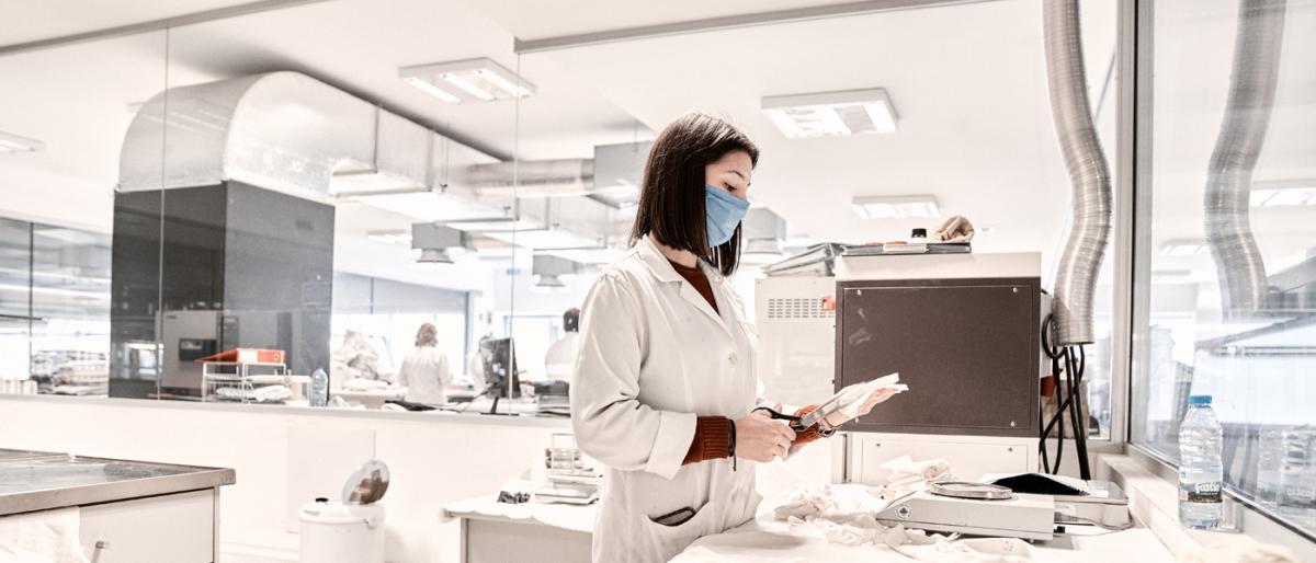 Woman in laboratory- Inditex