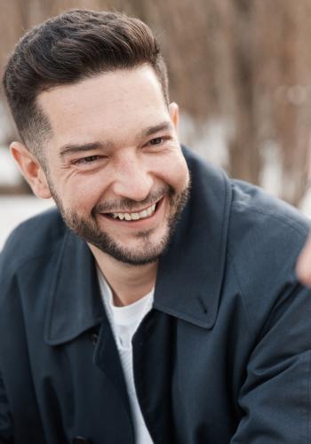 Hombre joven sonriendo