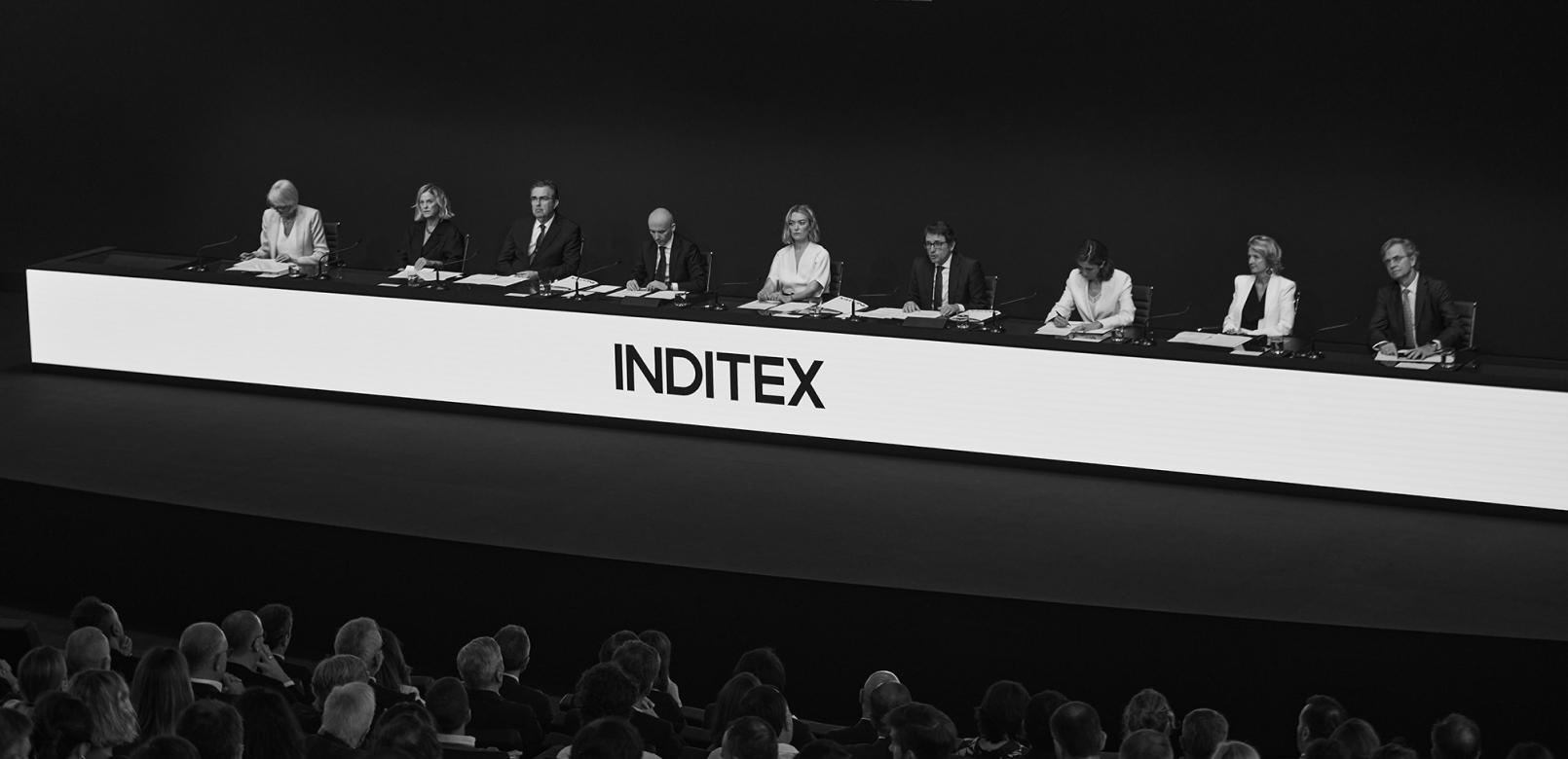 Mesa con la junta general de accionistas 2022 de Inditex