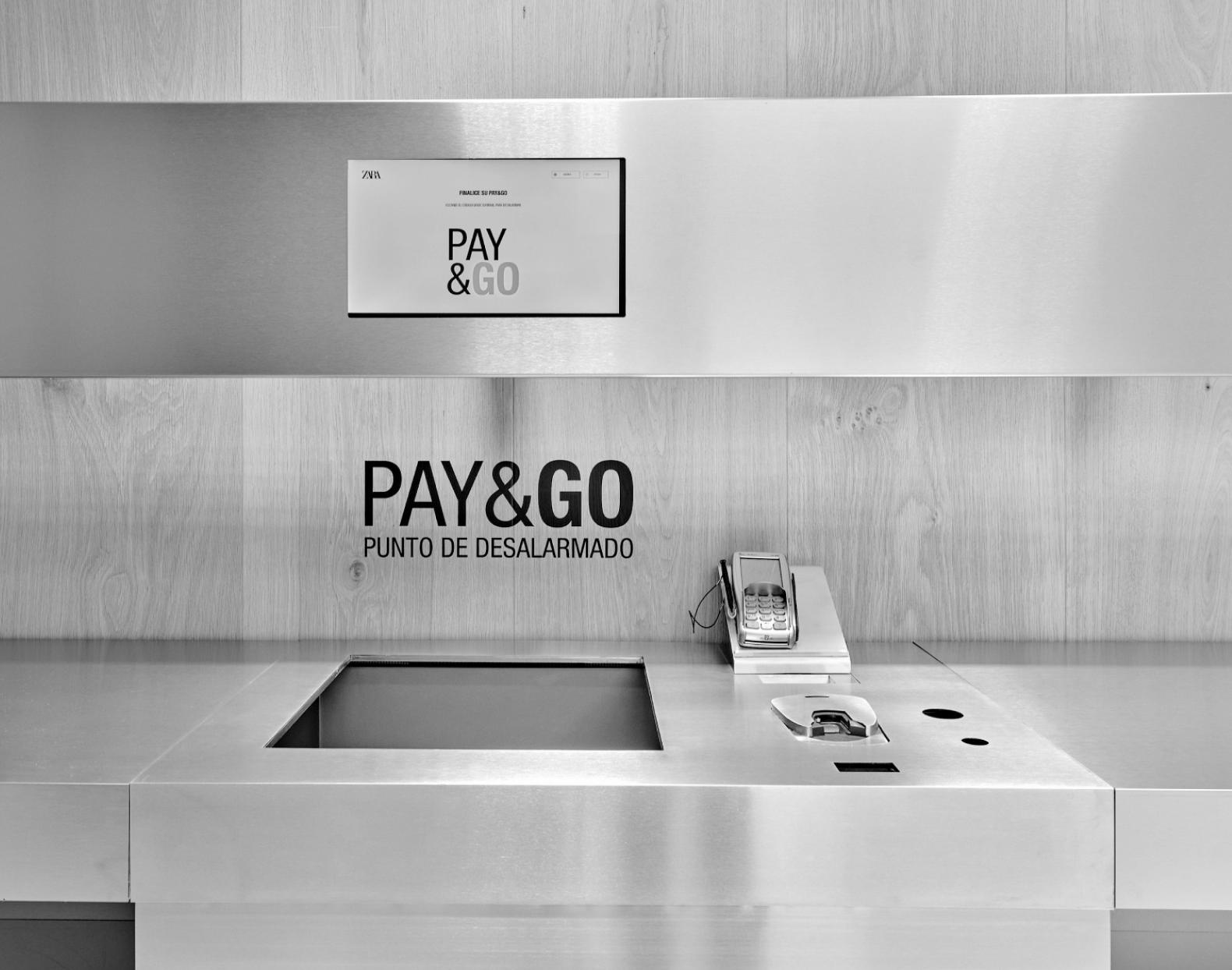 Detalle de una caja Pay&Go para pago sin personal en una tienda de Zara en blanco y negro