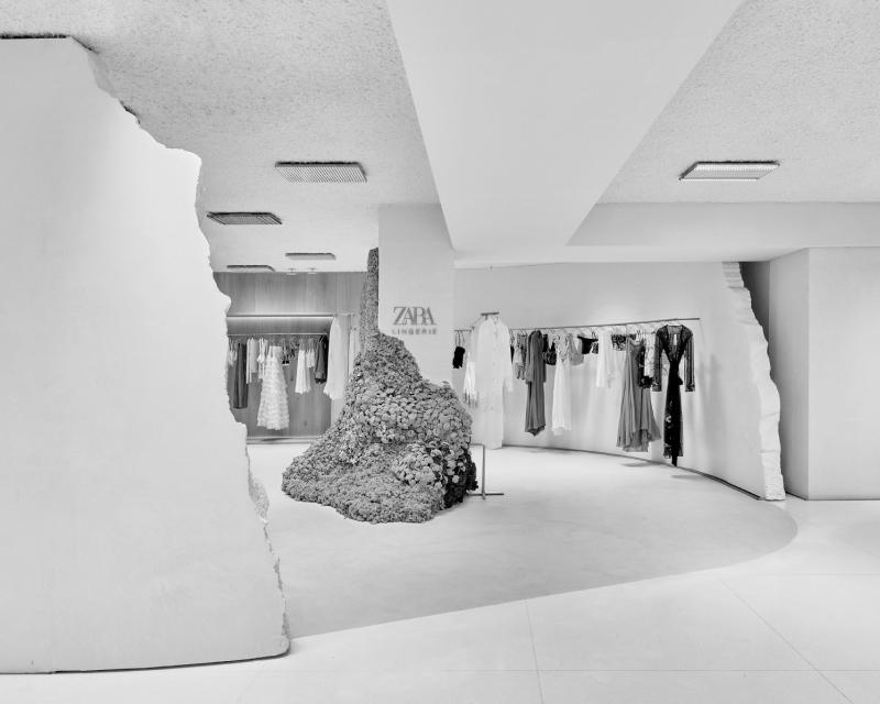 Sección de mujer en el interior de una tienda de Zara en blanco y negro