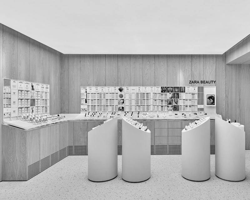Sección de Zara Beauty en el interior de una tienda  en blanco y negro