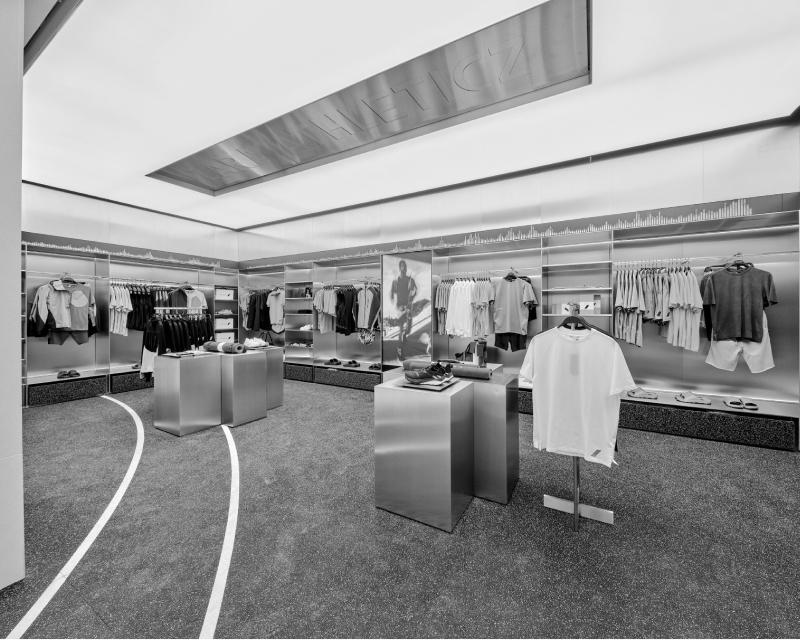 Sección de hombre en el interior de una tienda de Zara en blanco y negro