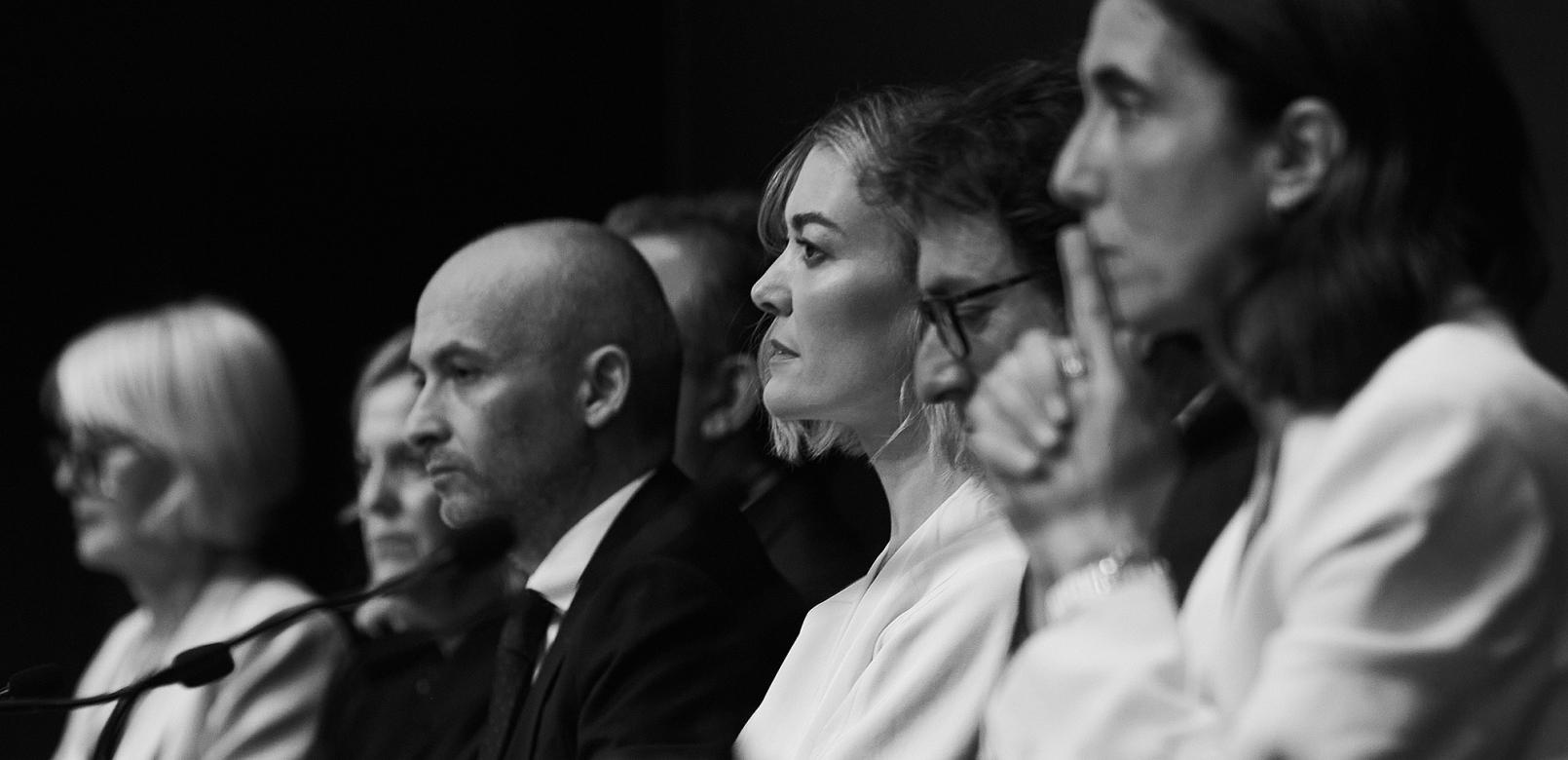 Marta Ortega, presidenta de Inditex, y Óscar García, CEO, sentados atendiendo un evento