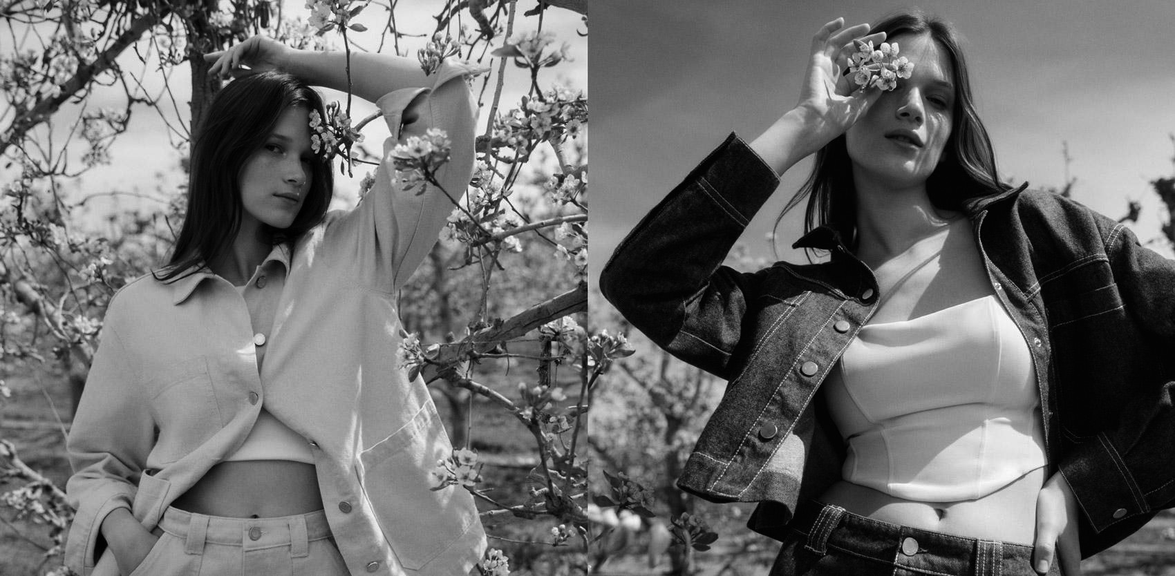 Dos modelos de Zara con conjuntos denim en el campo con un árbol con flores