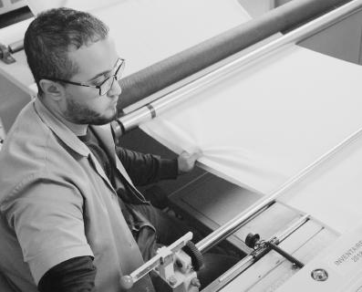 Hombre en una fábrica textil proveedora de Inditex trabajando con una máquina