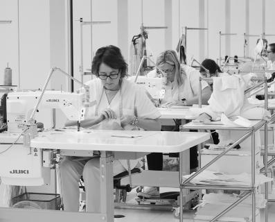 Mujeres en una fábrica textil proveedora de Inditex trabajando con máquinas de coser