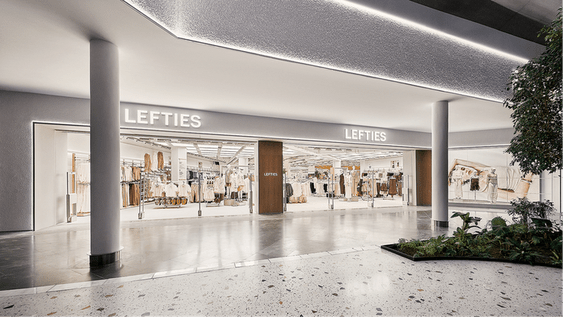 Fachada de la tienda de ropa Lefties en un centro comercial, con escaparates que muestran prendas y un cartel con el nombre de la marca.