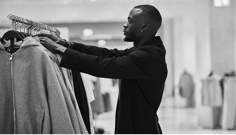Zara 매장에서 상품을 확인하는 직원