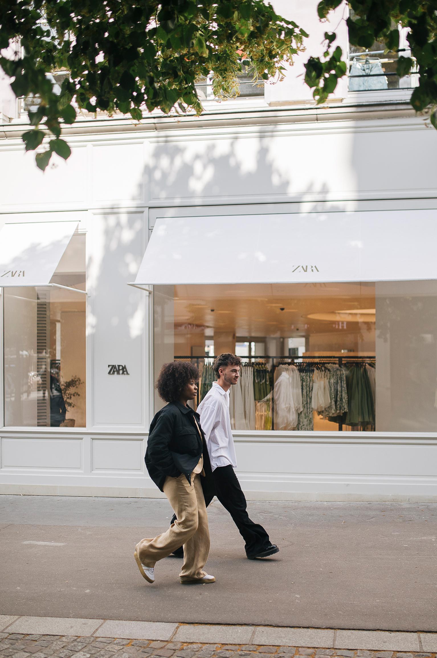 Zara 매장 앞을 걷는 사람들